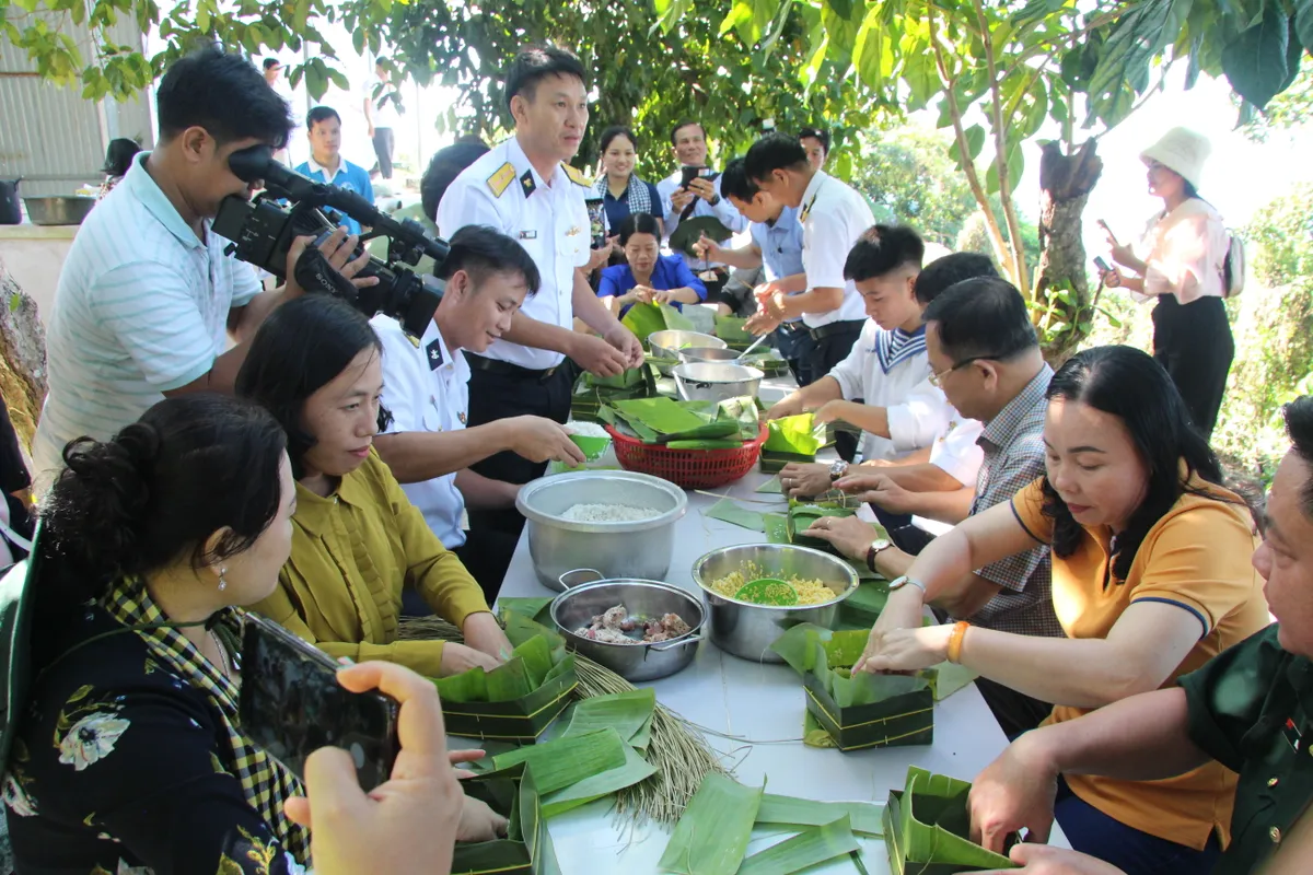 Kết thúc tốt đẹp chuyến thăm, chúc Tết quân và dân trên vùng biển Tây Nam - Ảnh 3.