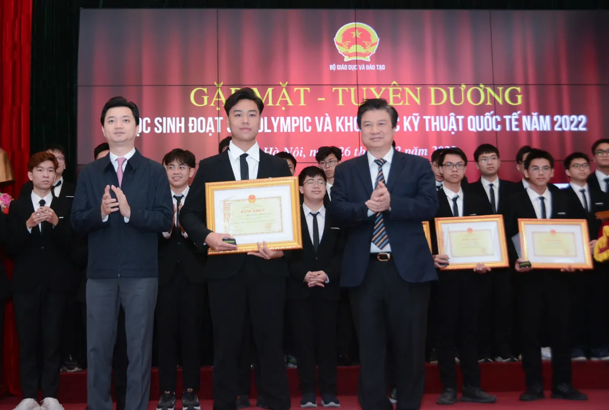 Gặp mặt, tuyên dương học sinh đoạt giải Olympic và Khoa học kỹ thuật quốc tế năm 2022 - Ảnh 3.