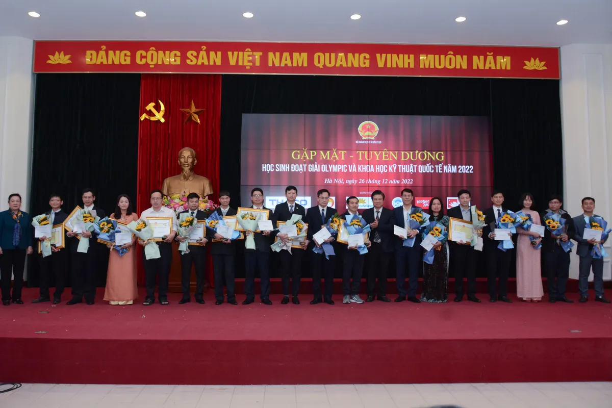 Gặp mặt, tuyên dương học sinh đoạt giải Olympic và Khoa học kỹ thuật quốc tế năm 2022 - Ảnh 9.