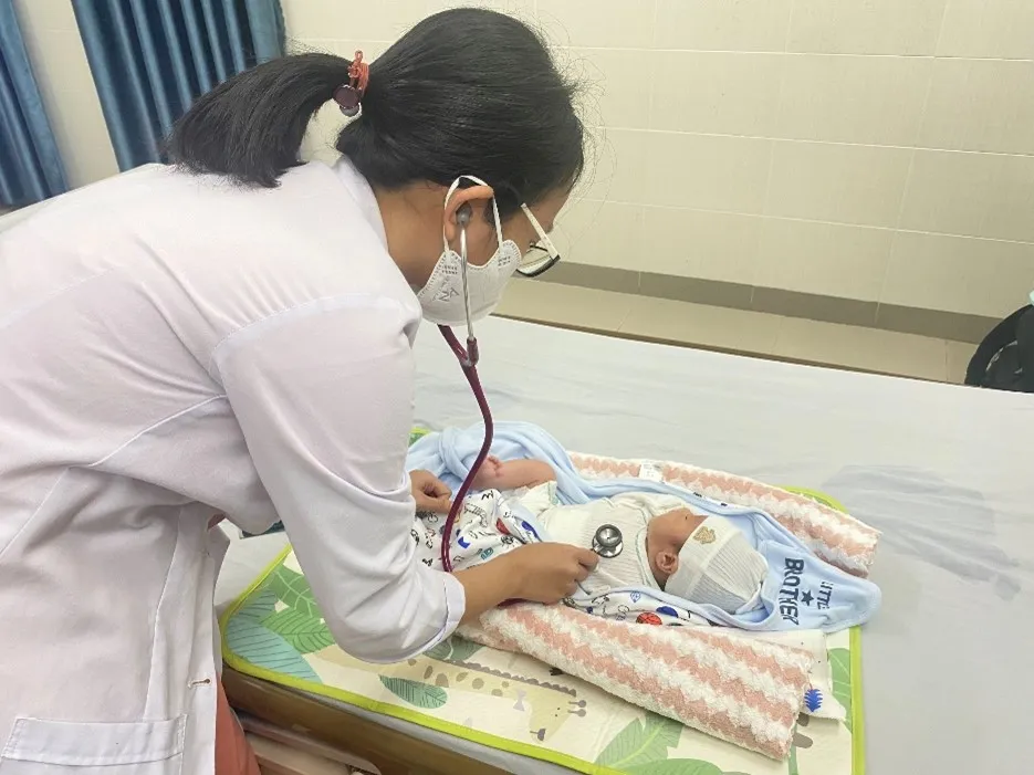 Bé 1 ngày tuổi bất ngờ suy hô hấp, bụng lõm, bác sĩ phát hiện mắc bệnh lý bẩm sinh nguy hiểm - Ảnh 1. Bé 1 ngày tuổi bất ngờ suy hô hấp, bụng lõm, bác sĩ phát hiện mắc bệnh lý bẩm sinh nguy hiểm - Ảnh 1.