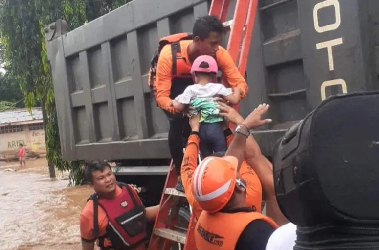 Số người thiệt mạng vì mưa lớn và lũ lụt ở Philippines tăng lên 13, 23 người mất tích - Ảnh 4.