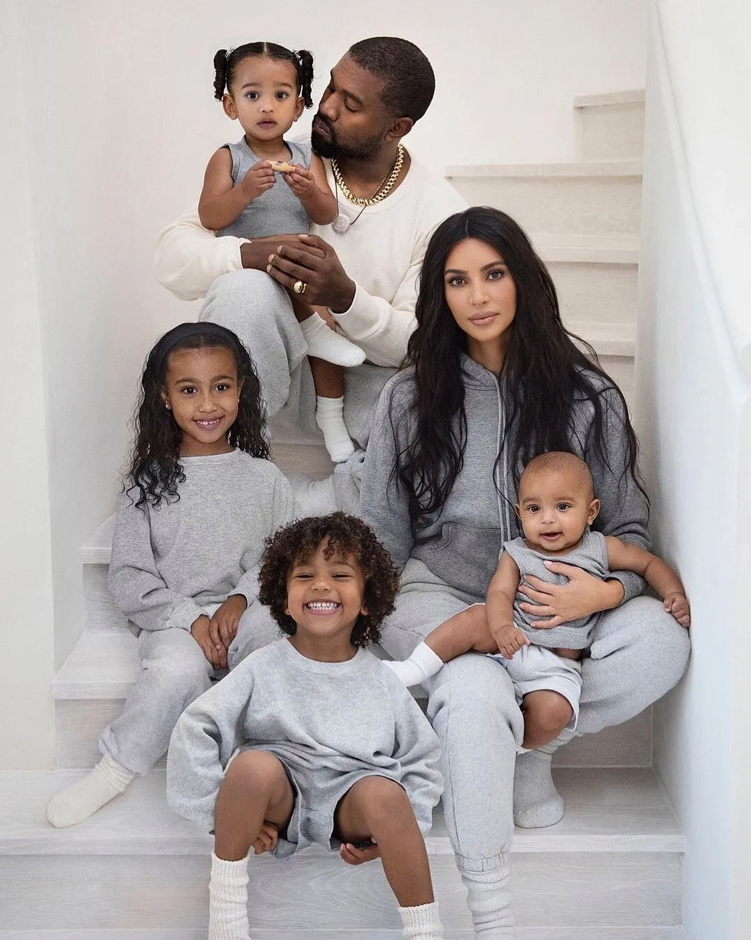 Kim Kardashian vẫn bảo vệ hình tượng của Kanye West trước mặt các con - Ảnh 2.