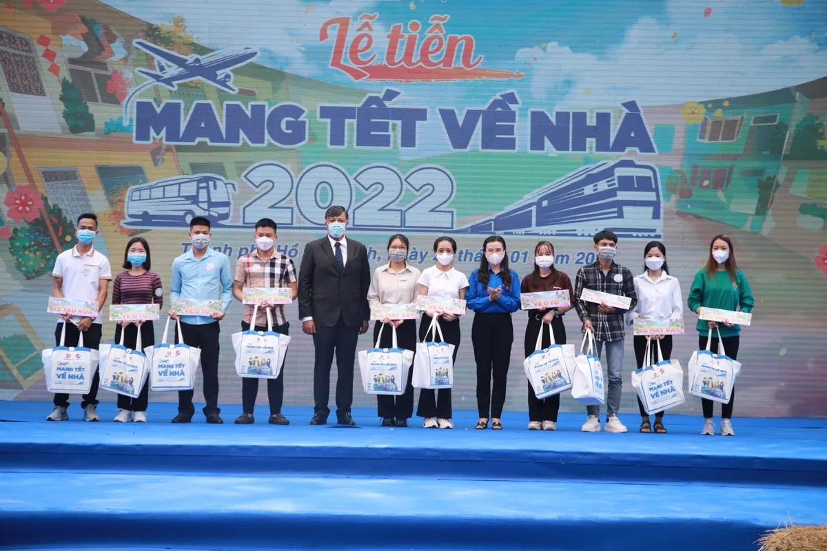 Tiếp tục hành trình ý nghĩa “Mang Tết về nhà” 2023 - Ảnh 1.