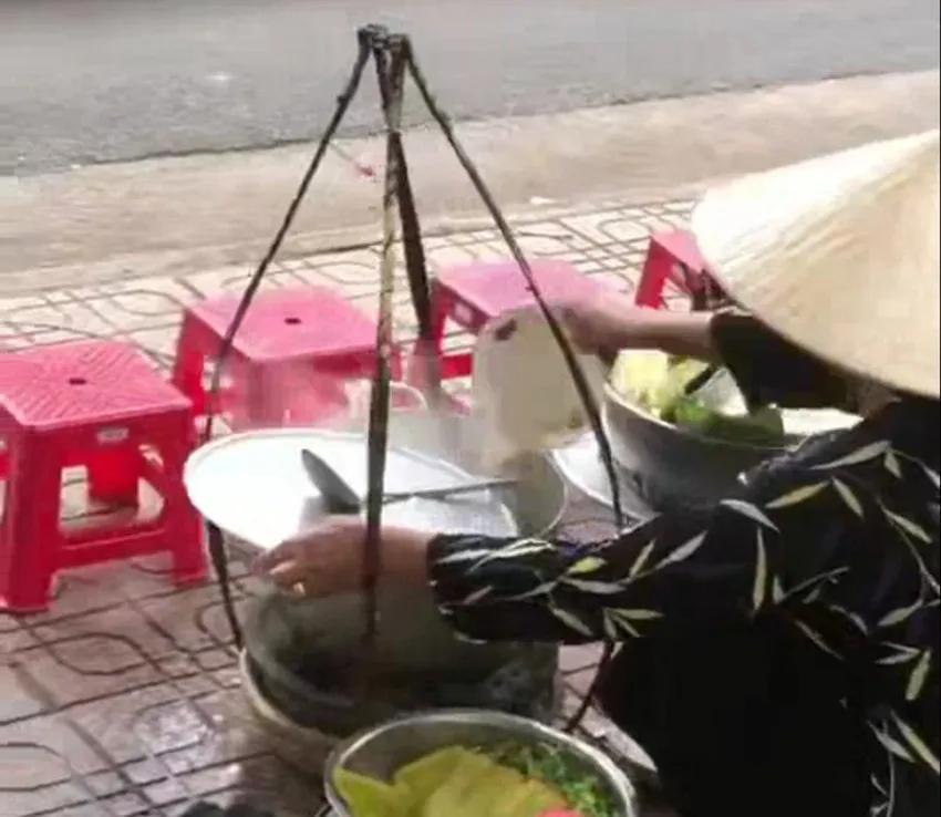 Người bán bún cá đổ đồ thừa vào nồi để bán bị phạt 4,5 triệu đồng - Ảnh 1.