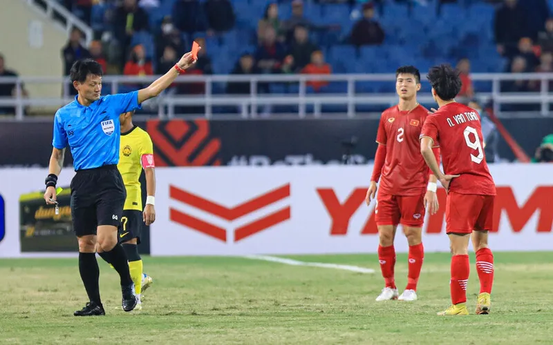 Văn Toàn xin lỗi vì thẻ đỏ ở trận gặp Malaysia - Ảnh 1. Văn Toàn xin lỗi vì thẻ đỏ ở trận gặp Malaysia - Ảnh 1.