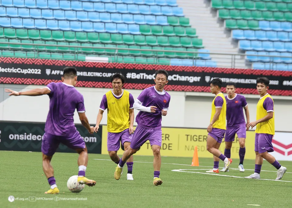 ĐT Việt Nam bước vào buổi tập đầu tiên trên sân cỏ nhân tạo Jalan Besar - Ảnh 6. ĐT Việt Nam bước vào buổi tập đầu tiên trên sân cỏ nhân tạo Jalan Besar - Ảnh 6.