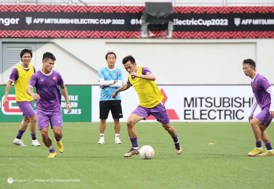 ĐT Việt Nam bước vào buổi tập đầu tiên trên sân cỏ nhân tạo Jalan Besar - Ảnh 5. ĐT Việt Nam bước vào buổi tập đầu tiên trên sân cỏ nhân tạo Jalan Besar - Ảnh 5.