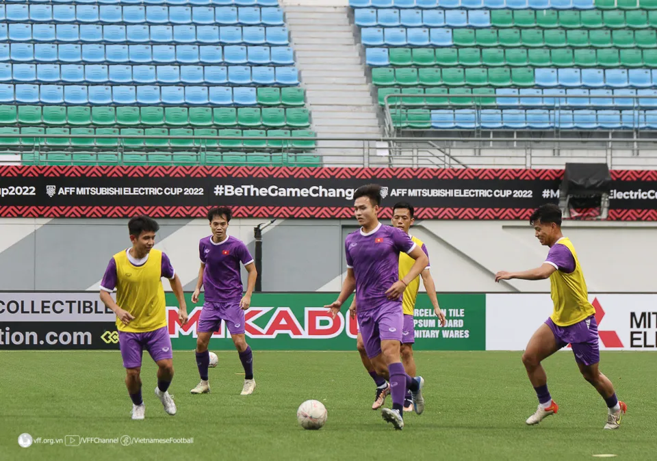 ĐT Việt Nam bước vào buổi tập đầu tiên trên sân cỏ nhân tạo Jalan Besar - Ảnh 3. ĐT Việt Nam bước vào buổi tập đầu tiên trên sân cỏ nhân tạo Jalan Besar - Ảnh 3.