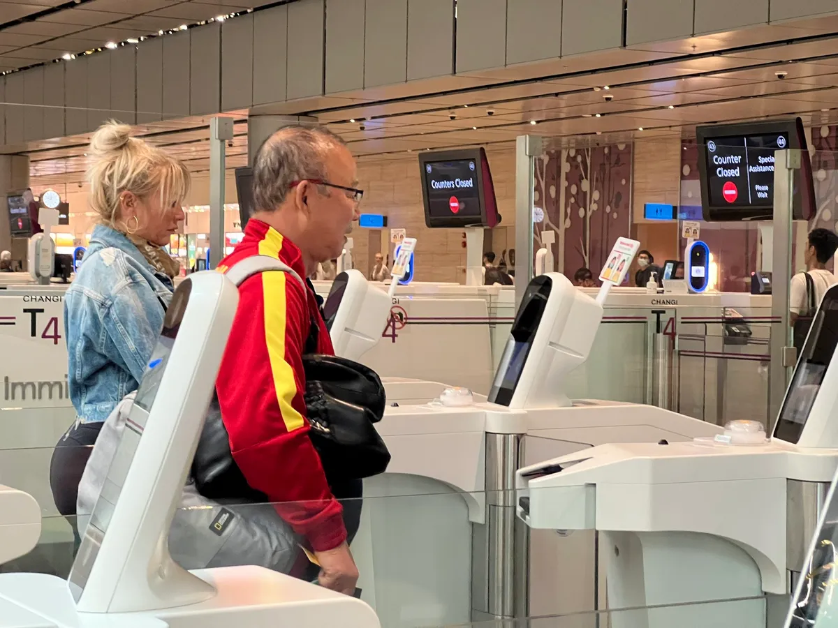 ĐT Việt Nam có mặt tại Singapore - Ảnh 1. ĐT Việt Nam có mặt tại Singapore - Ảnh 1.
