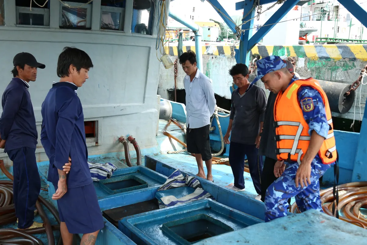 Ph&aacute;t hiện vụ vận chuyển 45.000 l&iacute;t dầu DO kh&ocirc;ng r&otilde; nguồn gốc tr&ecirc;n v&ugrave;ng biển T&acirc;y Nam - Ảnh 1.