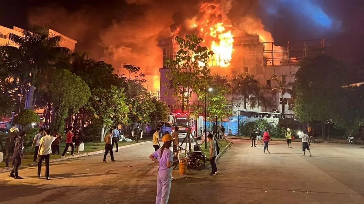 Cháy sòng bài tại Campuchia: Khoảng 50 người vẫn mắc kẹt, hàng chục người đã được giải cứu - Ảnh 1.