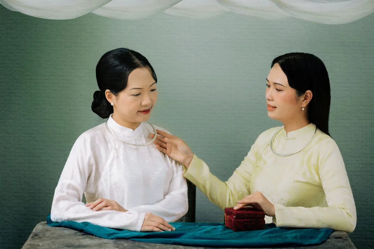 MC Hồng Nhung - Minh Trang kh&aacute;c lạ với bộ ảnh Phụ nữ trong tranh - Ảnh 5.