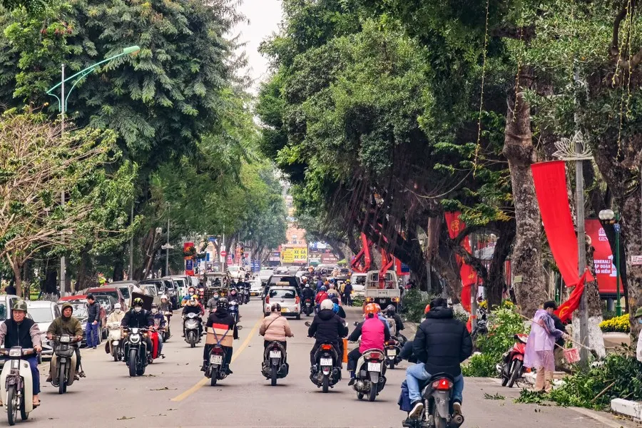 Không gian đi bộ quanh hồ Thiền Quang trang hoàng đẹp mắt trước ngày khai trương - Ảnh 2.