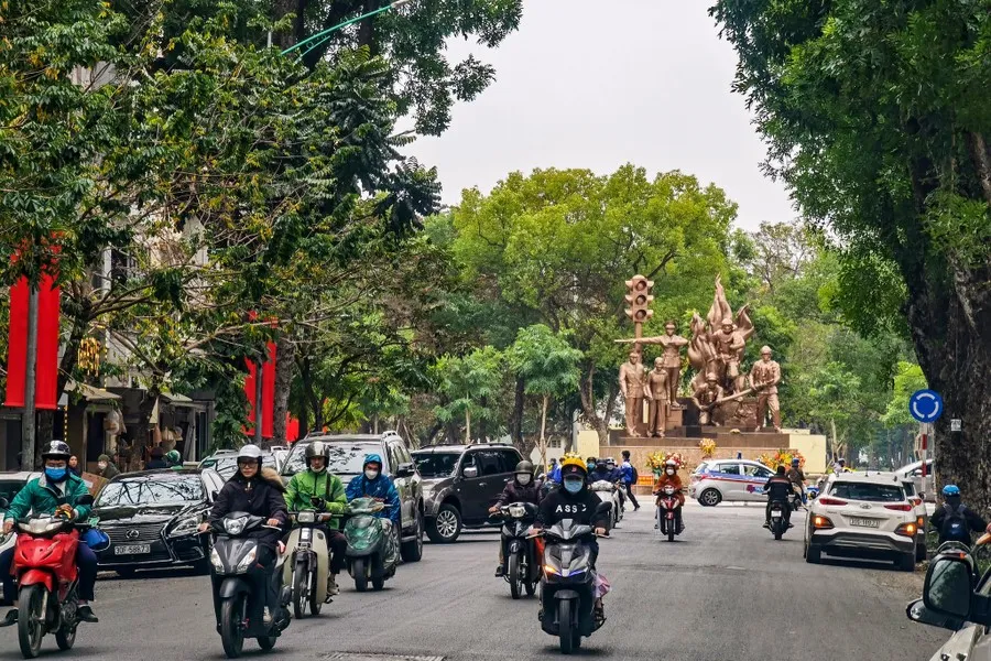 Không gian đi bộ quanh hồ Thiền Quang trang hoàng đẹp mắt trước ngày khai trương - Ảnh 17.