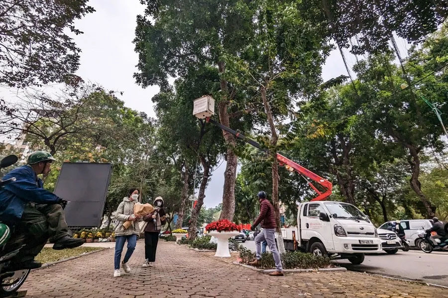 Không gian đi bộ quanh hồ Thiền Quang trang hoàng đẹp mắt trước ngày khai trương - Ảnh 8.