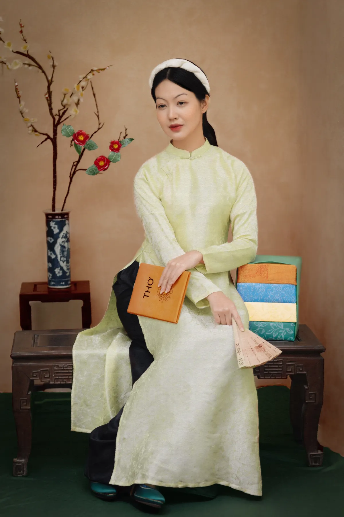 MC Hồng Nhung - Minh Trang kh&aacute;c lạ với bộ ảnh Phụ nữ trong tranh - Ảnh 2.