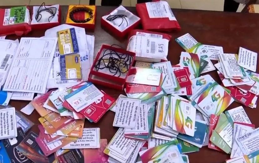 Bắt nh&oacute;m lừa đảo hơn 59.000 người qua điện thoại - Ảnh 1.