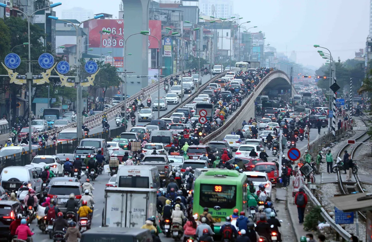 Cửa ngõ Hà Nội, TP Hồ Chí Minh ùn tắc trước kỳ nghỉ Tết Dương lịch - Ảnh 10.