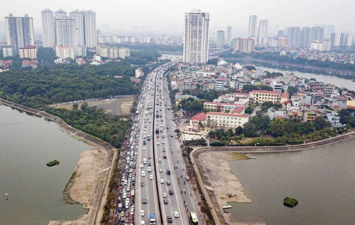 Cửa ngõ Hà Nội, TP Hồ Chí Minh ùn tắc trước kỳ nghỉ Tết Dương lịch - Ảnh 9.