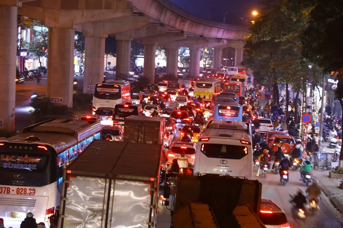 Cửa ngõ Hà Nội, TP Hồ Chí Minh ùn tắc trước kỳ nghỉ Tết Dương lịch - Ảnh 17.