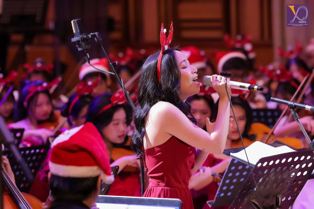 Giọng nữ cao Thụy Điển Asa Jager thăng hoa tại VNAMYO Christmas Concert - Ảnh 6.