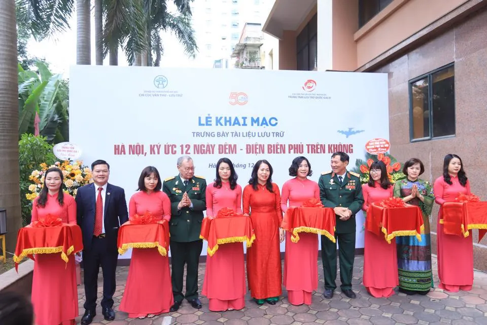 Trưng bày tài liệu “Hà Nội, Ký ức 12 ngày đêm - Điện Biên Phủ trên không” - Ảnh 3.