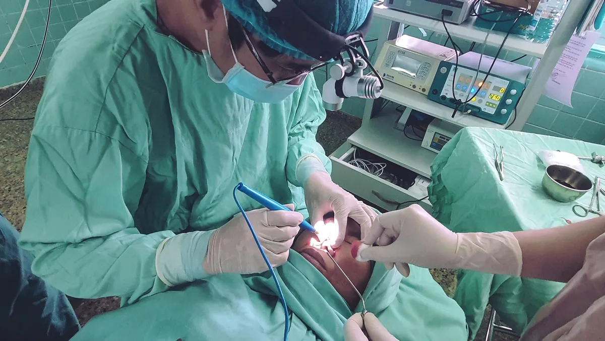 Biến chứng nguy hiểm từ nốt ruồi bất thường - Ảnh 1.
