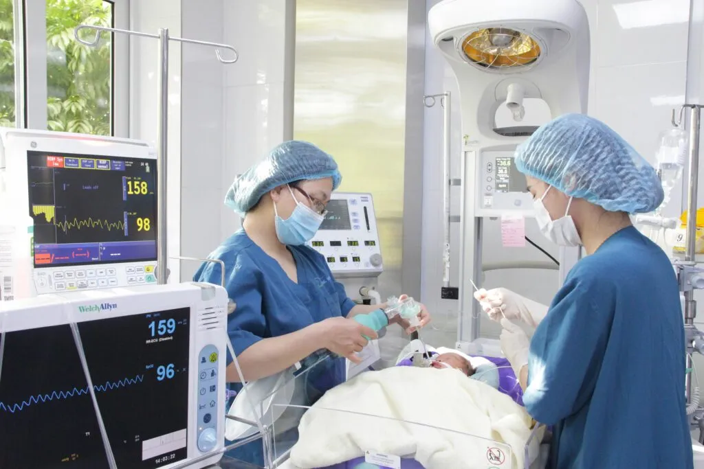 Bị tắc ruột từ trong bào thai, vừa chào đời bé sơ sinh non tháng phải mổ khẩn - Ảnh 1. Bị tắc ruột từ trong bào thai, vừa chào đời bé sơ sinh non tháng phải mổ khẩn - Ảnh 1.