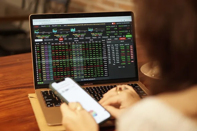 Mua r&ograve;ng khối ngoại hạ nhiệt - Ảnh 1.