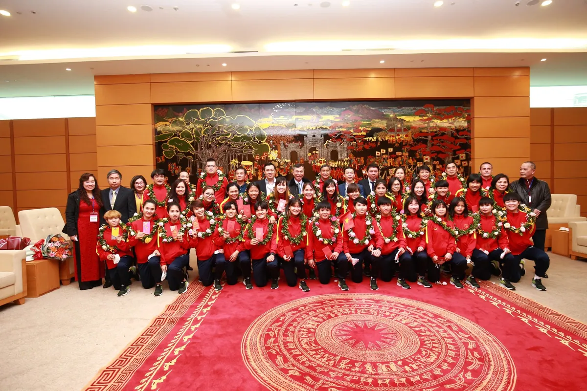 Đội tuyển bóng đá nữ Việt Nam về tới Hà Nội - Ảnh 6. Đội tuyển bóng đá nữ Việt Nam về tới Hà Nội - Ảnh 6.