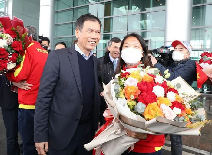 Đội tuyển bóng đá nữ Việt Nam về tới Hà Nội - Ảnh 3. Đội tuyển bóng đá nữ Việt Nam về tới Hà Nội - Ảnh 3.
