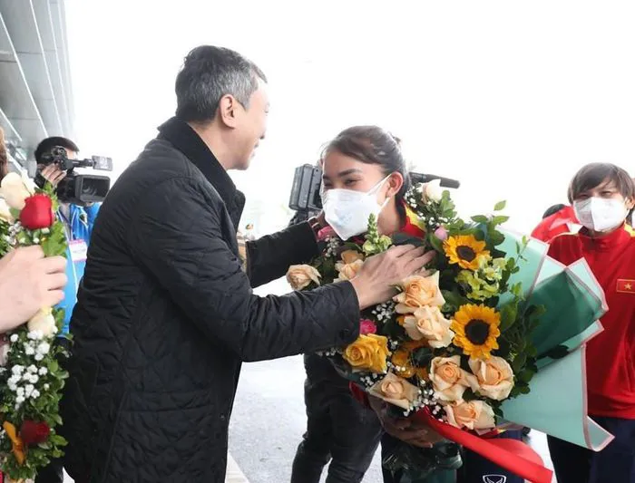 Đội tuyển bóng đá nữ Việt Nam về tới Hà Nội - Ảnh 4. Đội tuyển bóng đá nữ Việt Nam về tới Hà Nội - Ảnh 4.