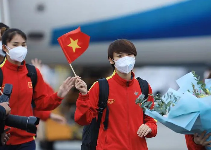 Đội tuyển bóng đá nữ Việt Nam về tới Hà Nội - Ảnh 5. Đội tuyển bóng đá nữ Việt Nam về tới Hà Nội - Ảnh 5.