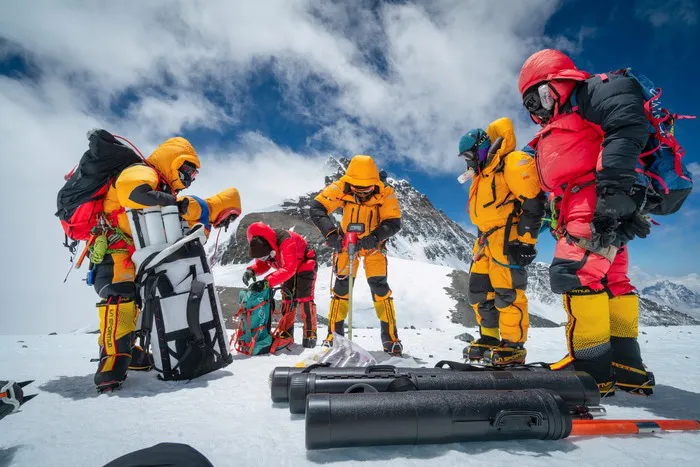 Sông băng cao nhất trên đỉnh Everest thất thoát lượng băng mất 2.000 năm để hình thành - Ảnh 1.