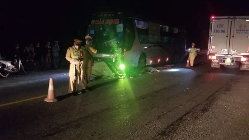 Va chạm giữa xe kh&aacute;ch v&agrave; xe m&aacute;y l&agrave;m 2 người tử vong tại chỗ - Ảnh 1.