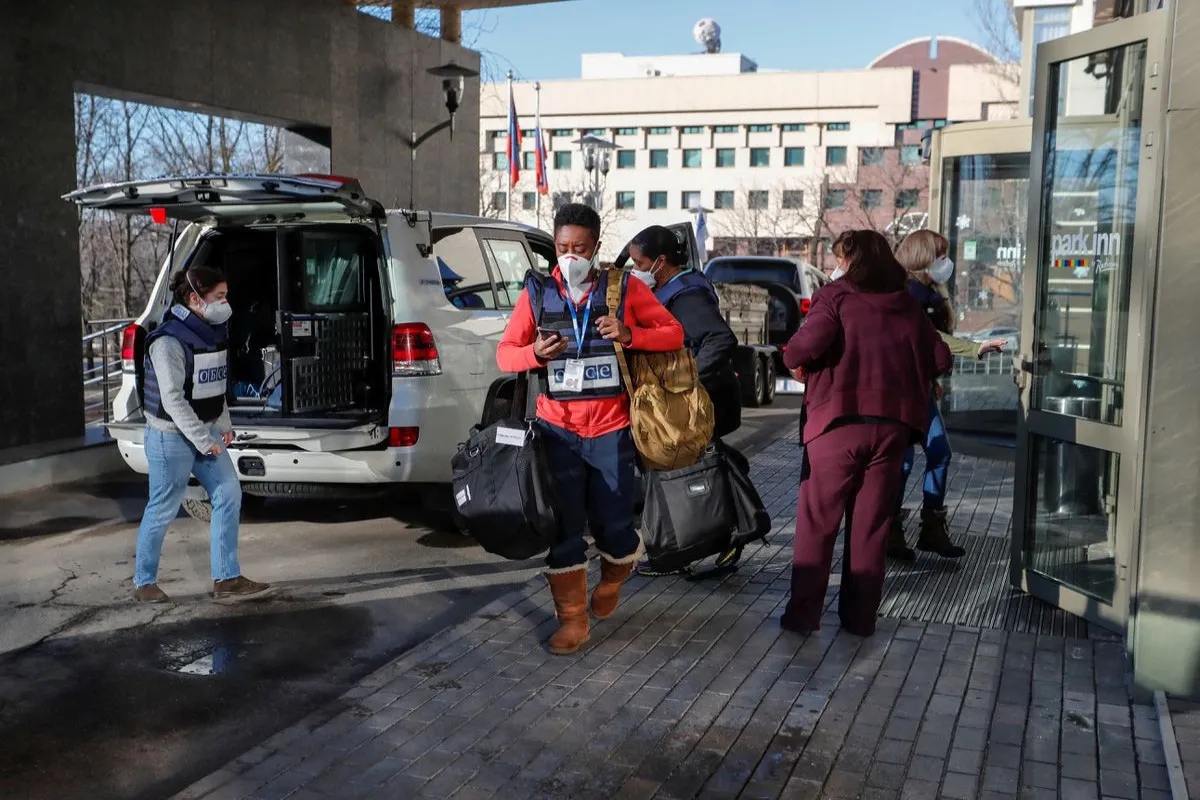 Nhân viên của phái đoàn giám sát OSCE rút khỏi miền Đông Ukraine - Ảnh 1.