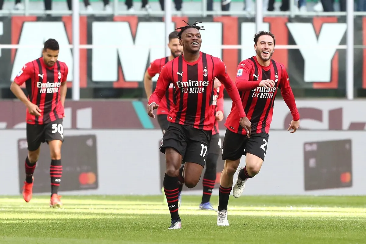 Thắng tối thiểu Sampdoria, AC Milan vươn lên dẫn đầu BXH Serie A - Ảnh 1. Thắng tối thiểu Sampdoria, AC Milan vươn lên dẫn đầu BXH Serie A - Ảnh 1.