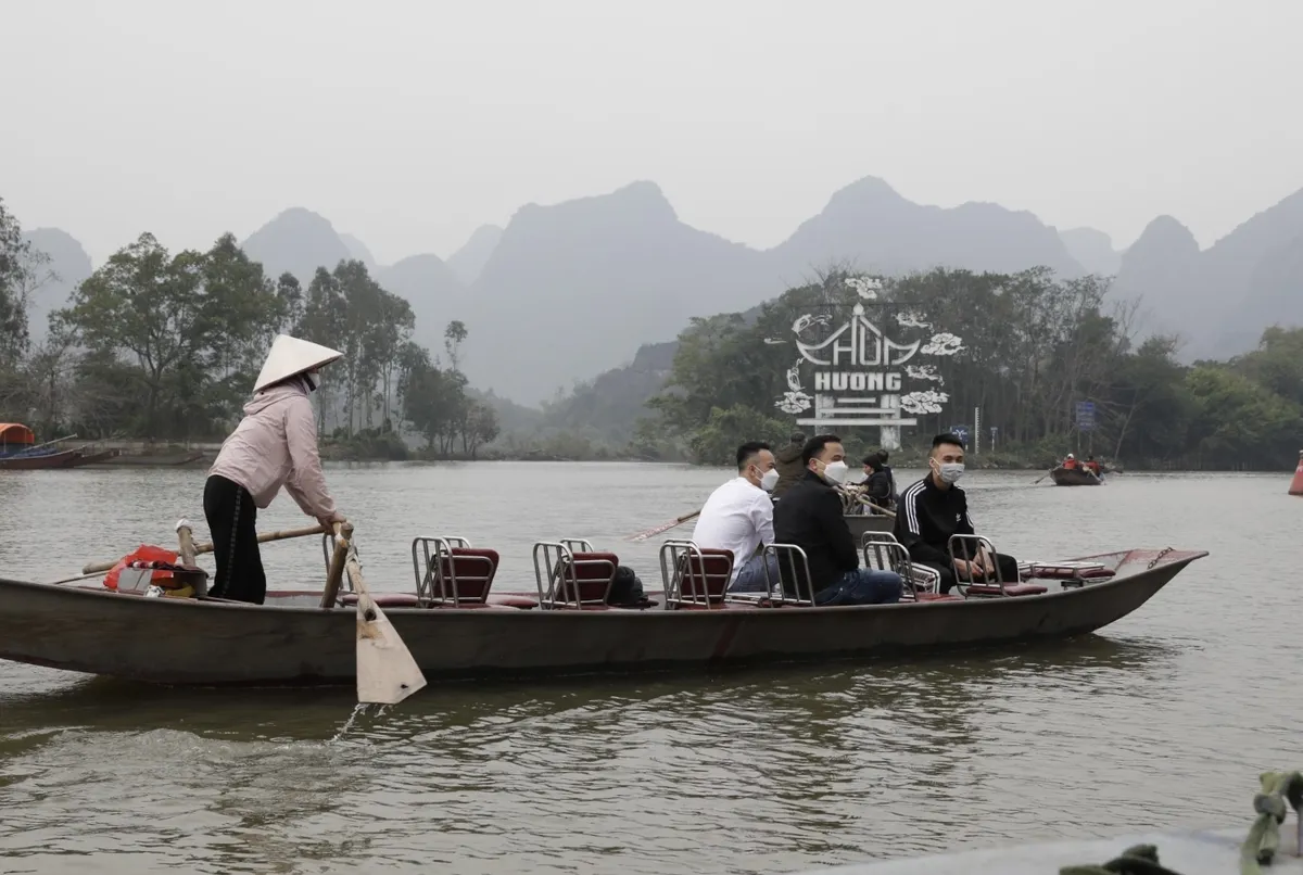 Chùa Hương sẵn sàng cho ngày đón khách chính thức - Ảnh 14.