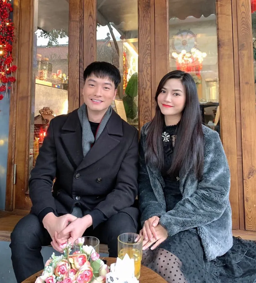 Nam nữ ch&iacute;nh Lối về miền hoa cực đẹp đ&ocirc;i ngo&agrave;i đời - Ảnh 2.