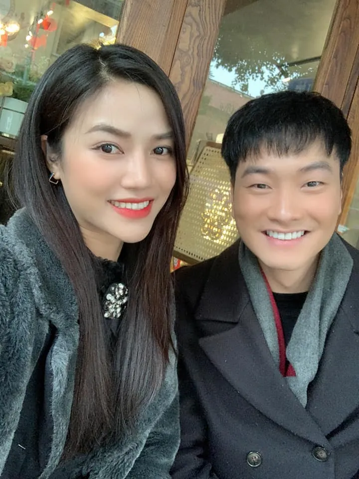 Nam nữ ch&iacute;nh Lối về miền hoa cực đẹp đ&ocirc;i ngo&agrave;i đời - Ảnh 3.