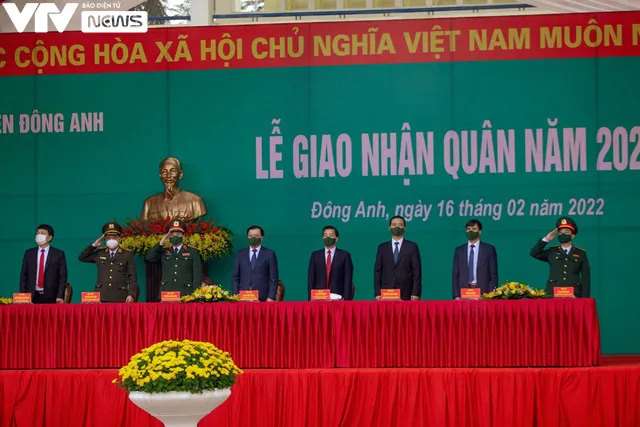 Lễ nhận quân đặc biệt thời COVID-19: Những cái vẫy chào từ xa - Ảnh 1.