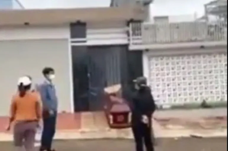 Mang quan tài, mở nhạc đám ma trước nhà chủ hụi - Ảnh 1.