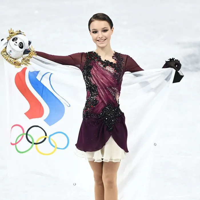 Cô gái 17 tuổi giành HCV trượt băng nghệ thuật nữ Olympic mùa đông Bắc Kinh 2022 - Ảnh 5. Cô gái 17 tuổi giành HCV trượt băng nghệ thuật nữ Olympic mùa đông Bắc Kinh 2022 - Ảnh 5.