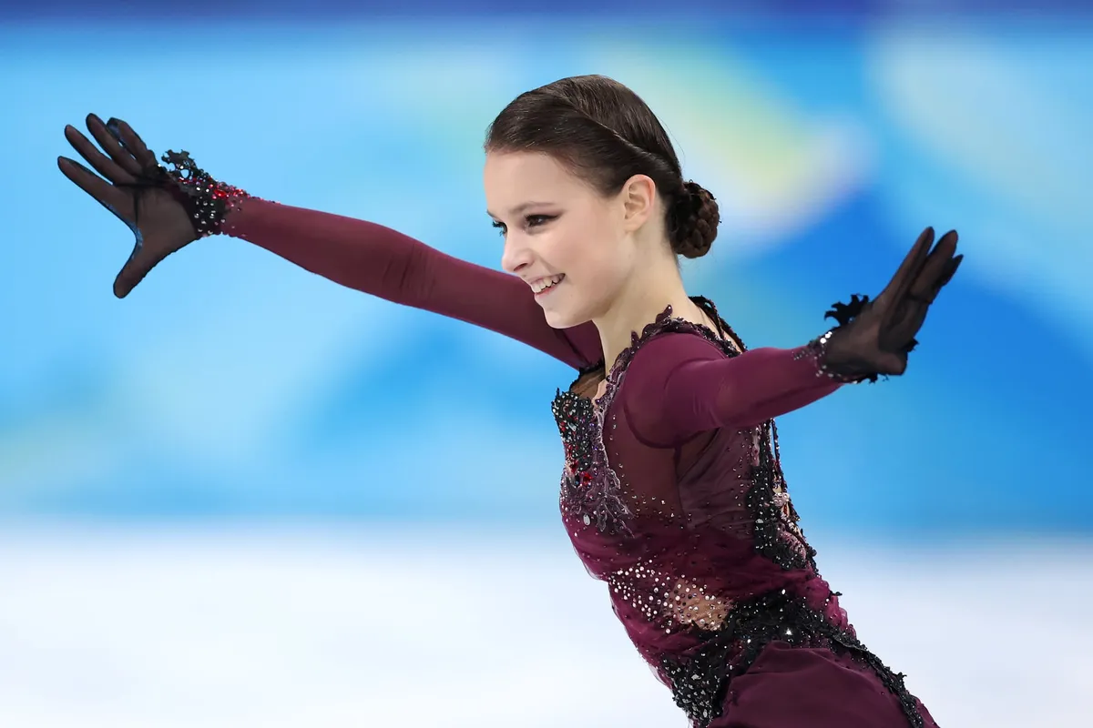 Cô gái 17 tuổi giành HCV trượt băng nghệ thuật nữ Olympic mùa đông Bắc Kinh 2022 - Ảnh 4. Cô gái 17 tuổi giành HCV trượt băng nghệ thuật nữ Olympic mùa đông Bắc Kinh 2022 - Ảnh 4.