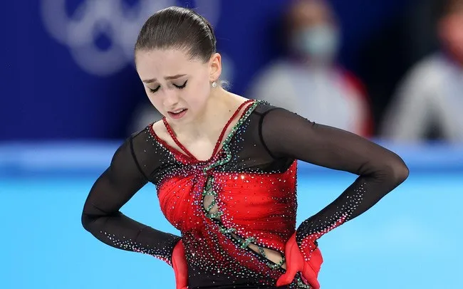 Cô gái 17 tuổi giành HCV trượt băng nghệ thuật nữ Olympic mùa đông Bắc Kinh 2022 - Ảnh 1. Cô gái 17 tuổi giành HCV trượt băng nghệ thuật nữ Olympic mùa đông Bắc Kinh 2022 - Ảnh 1.