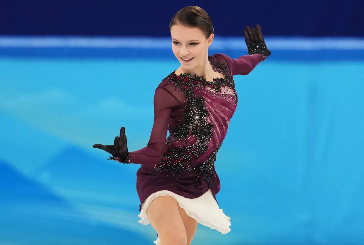 Cô gái 17 tuổi giành HCV trượt băng nghệ thuật nữ Olympic mùa đông Bắc Kinh 2022 - Ảnh 2. Cô gái 17 tuổi giành HCV trượt băng nghệ thuật nữ Olympic mùa đông Bắc Kinh 2022 - Ảnh 2.