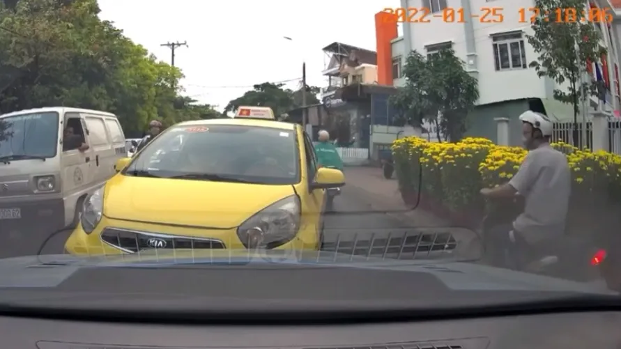 Taxi lấn làn đường gây cản trở giao thông - Ảnh 1.
