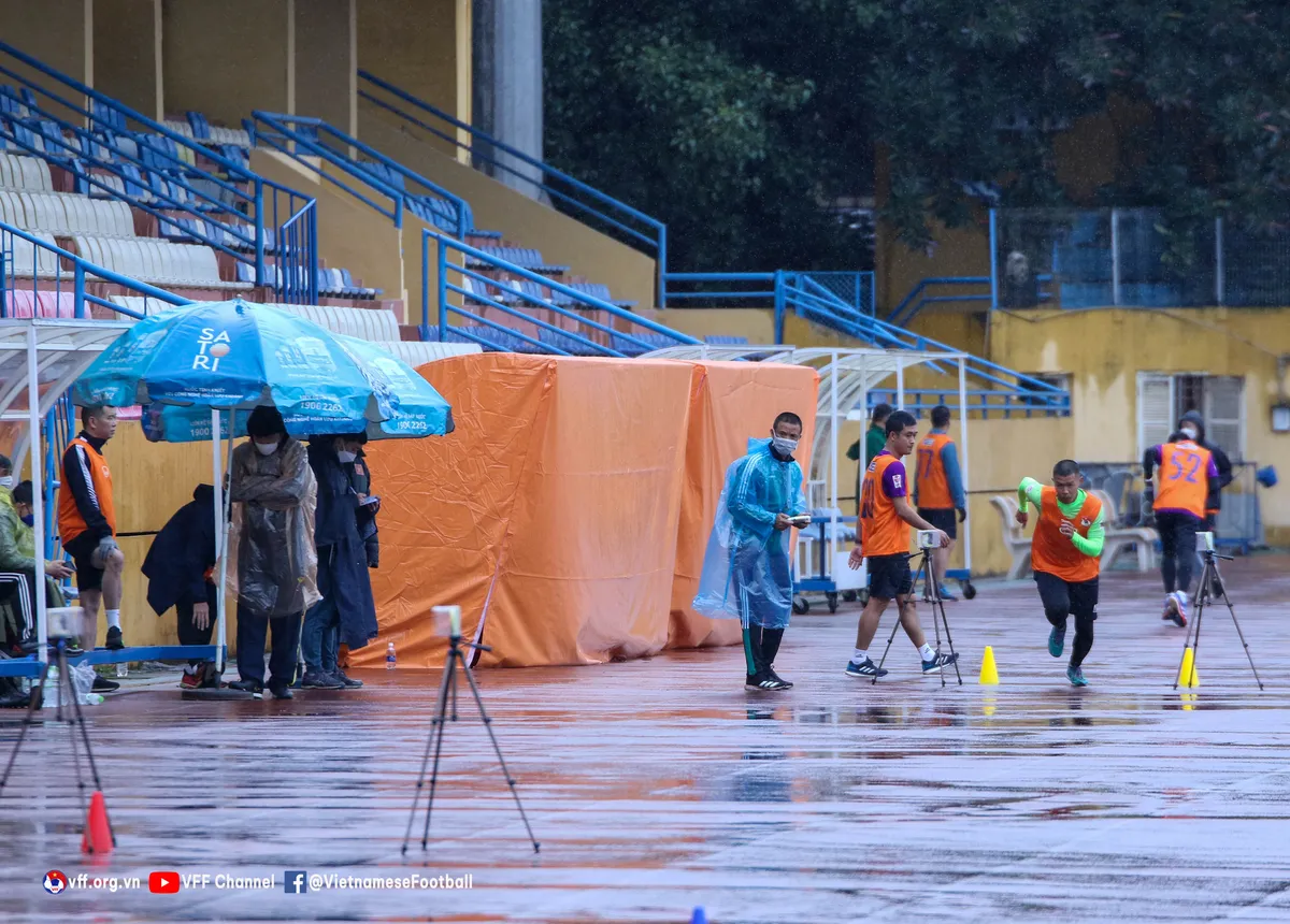 Trọng tài V.League nỗ lực chinh phục bài test thể lực trong thời tiết mưa lạnh - Ảnh 1. Trọng tài V.League nỗ lực chinh phục bài test thể lực trong thời tiết mưa lạnh - Ảnh 1.