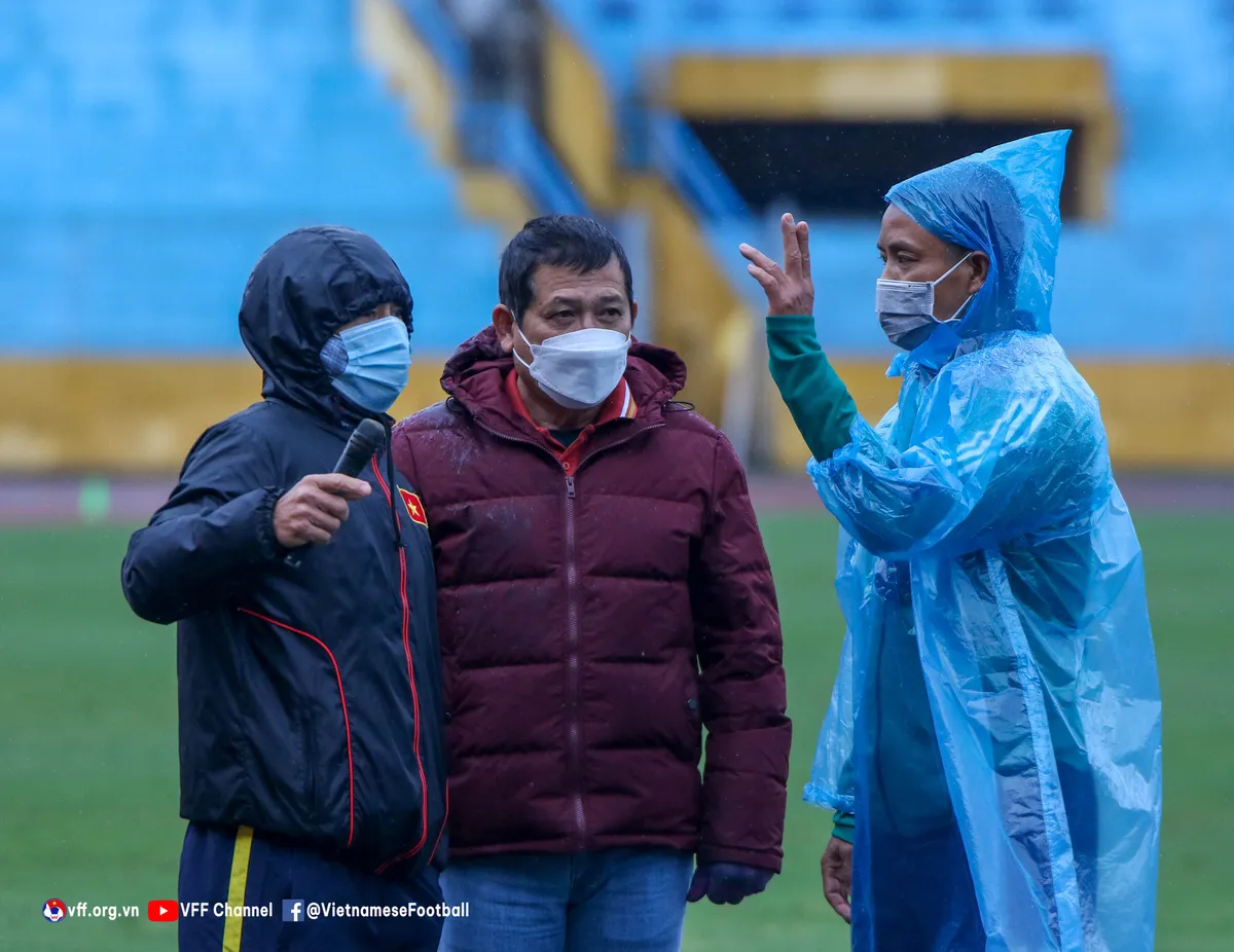Trọng tài V.League nỗ lực chinh phục bài test thể lực trong thời tiết mưa lạnh - Ảnh 2. Trọng tài V.League nỗ lực chinh phục bài test thể lực trong thời tiết mưa lạnh - Ảnh 2.