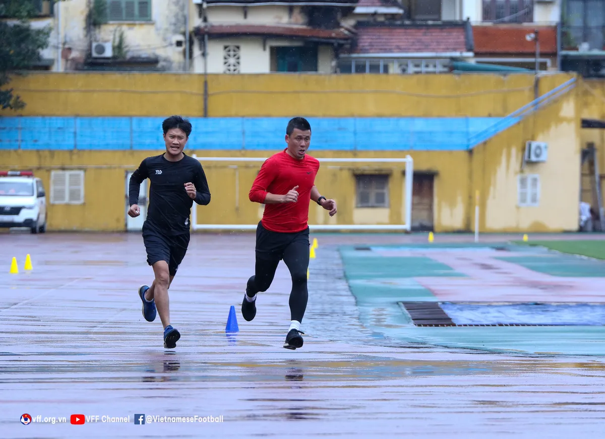 Trọng tài V.League nỗ lực chinh phục bài test thể lực trong thời tiết mưa lạnh - Ảnh 3. Trọng tài V.League nỗ lực chinh phục bài test thể lực trong thời tiết mưa lạnh - Ảnh 3.